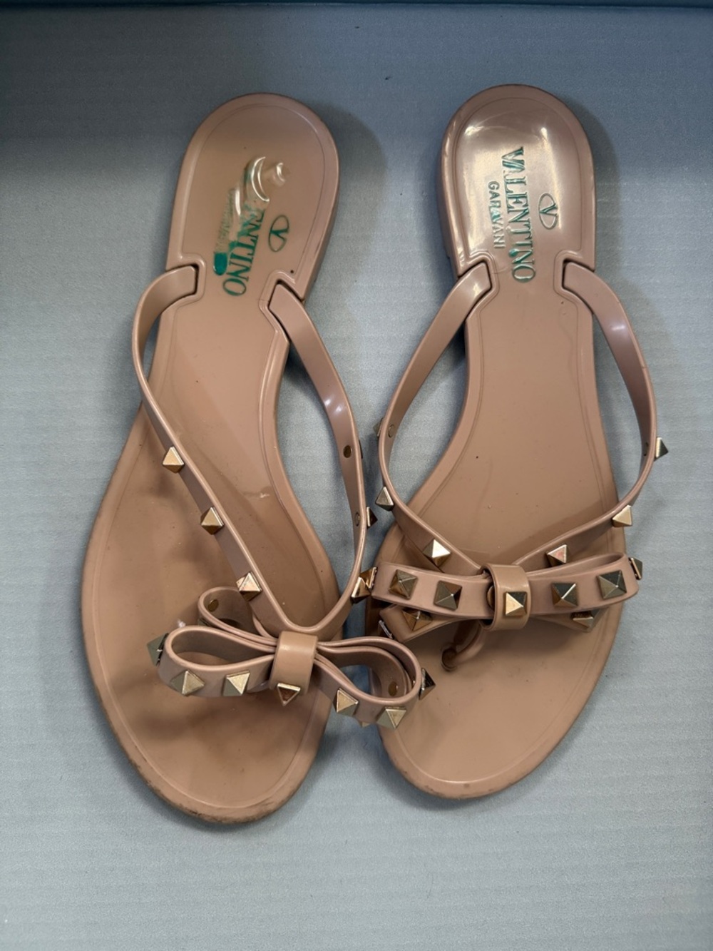 Valentino Garavani Nude Rockstud Bow Jelly Sandals